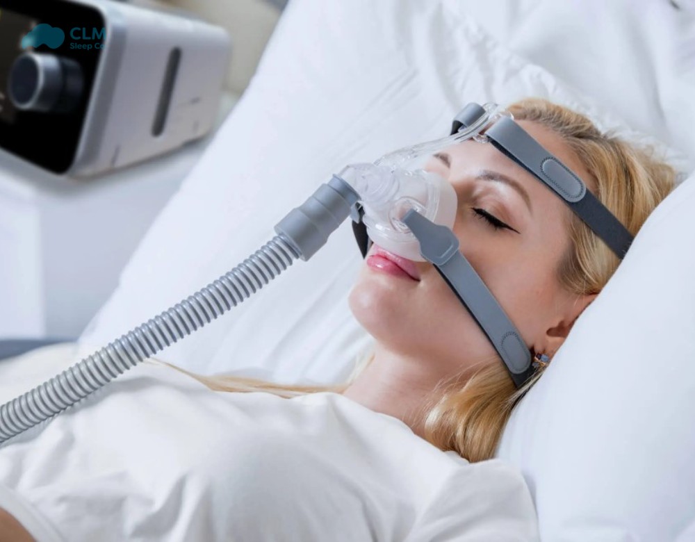 Persona descansando en casa con mascarilla facial y equipo BiPAP conectado por manguera